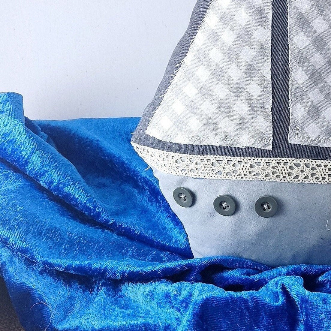 Patchwork-Segelboot-Kissen: Handgefertigtes Kissen im maritimen Stil