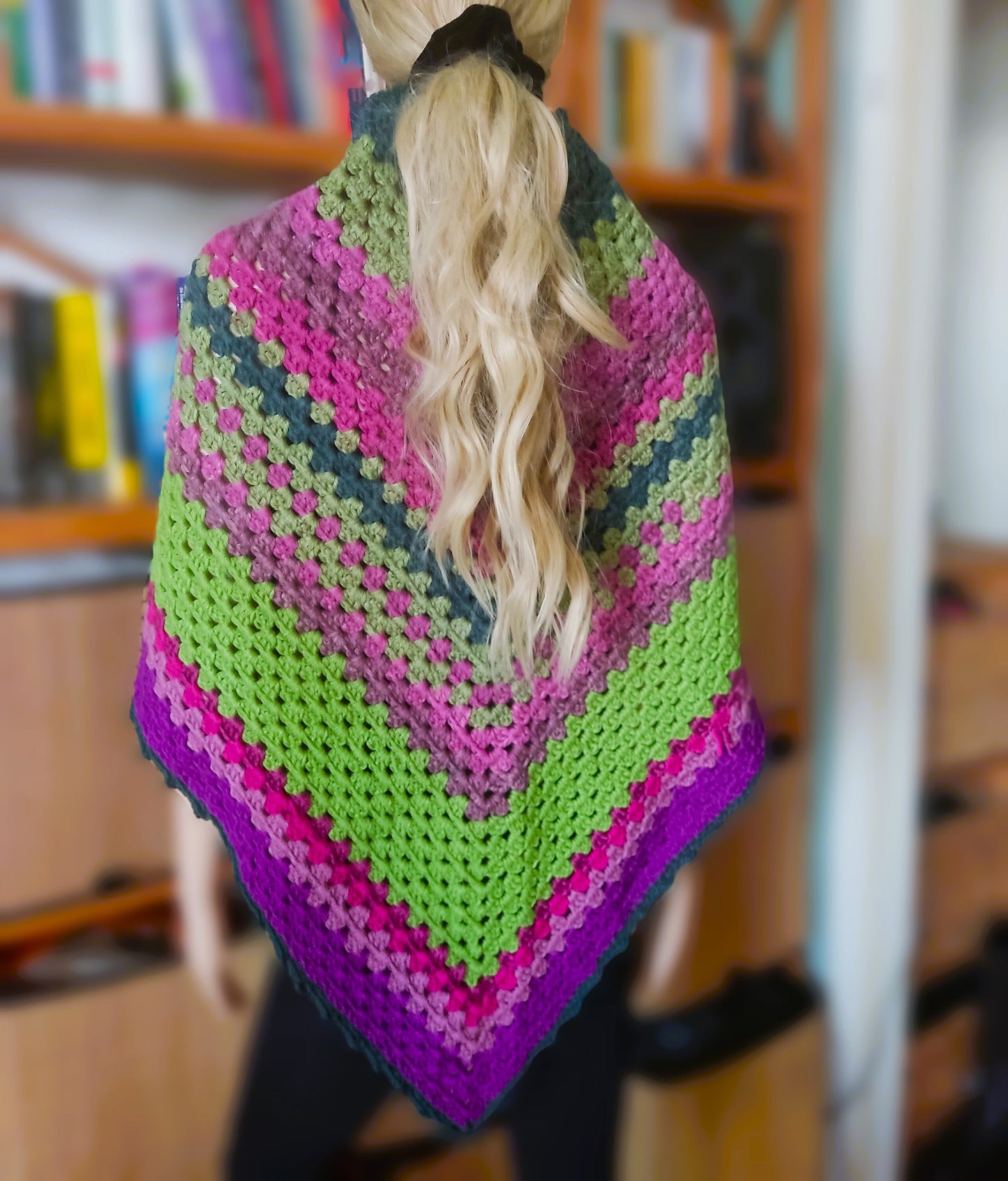 Gehäkelter Granny-Dreiecksschal, gehäkelter braun-orange-weiß gestreifter Dreiecksschal, gehäkelter Deckenschal, gehäkelter dreieckiger Wickelschal