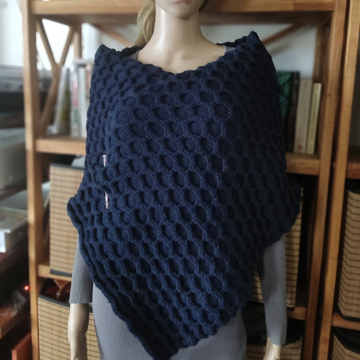 Chunky knitted navy blue rectangle scarf with a pin, handmade fashionable blue blanket scarf,cosy soft oversized scarf ,Blau Gestrickt Schal