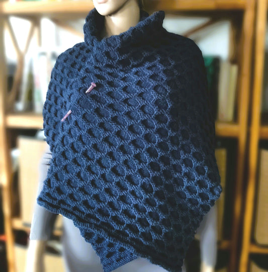 Chunky knitted navy blue rectangle scarf with a pin, handmade fashionable blue blanket scarf,cosy soft oversized scarf ,Blau Gestrickt Schal