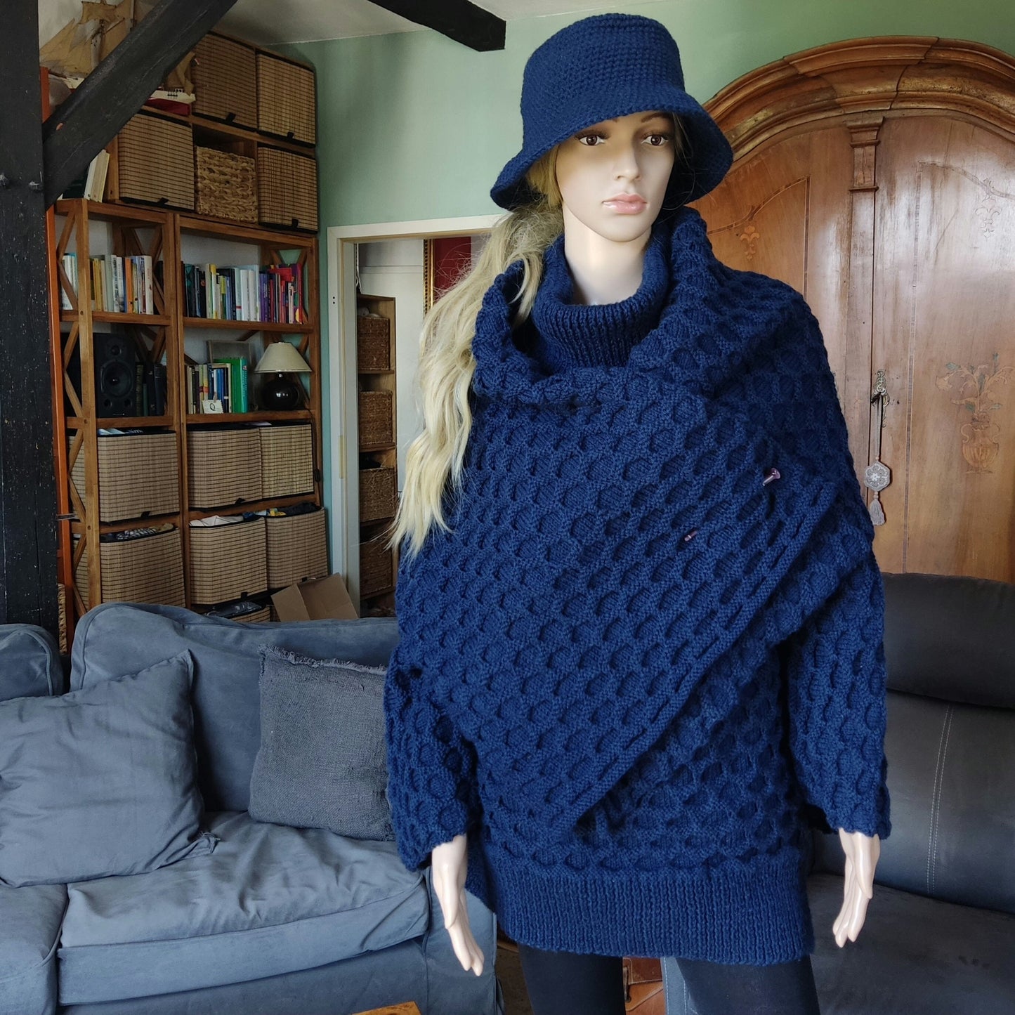 Chunky knitted navy blue rectangle scarf with a pin, handmade fashionable blue blanket scarf,cosy soft oversized scarf ,Blau Gestrickt Schal