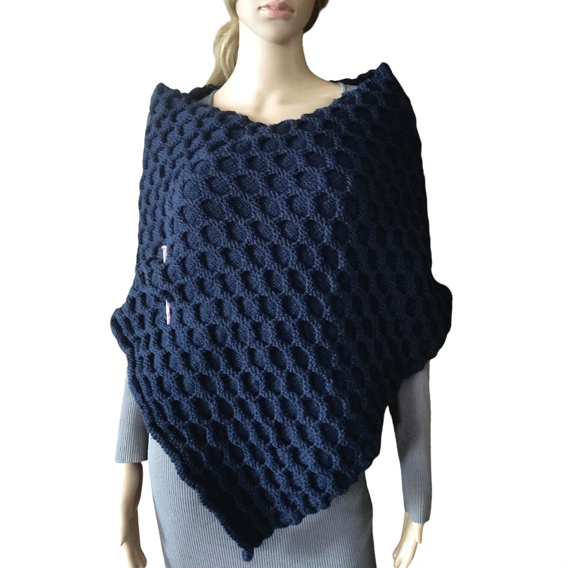 Chunky knitted navy blue rectangle scarf with a pin, handmade fashionable blue blanket scarf,cosy soft oversized scarf ,Blau Gestrickt Schal
