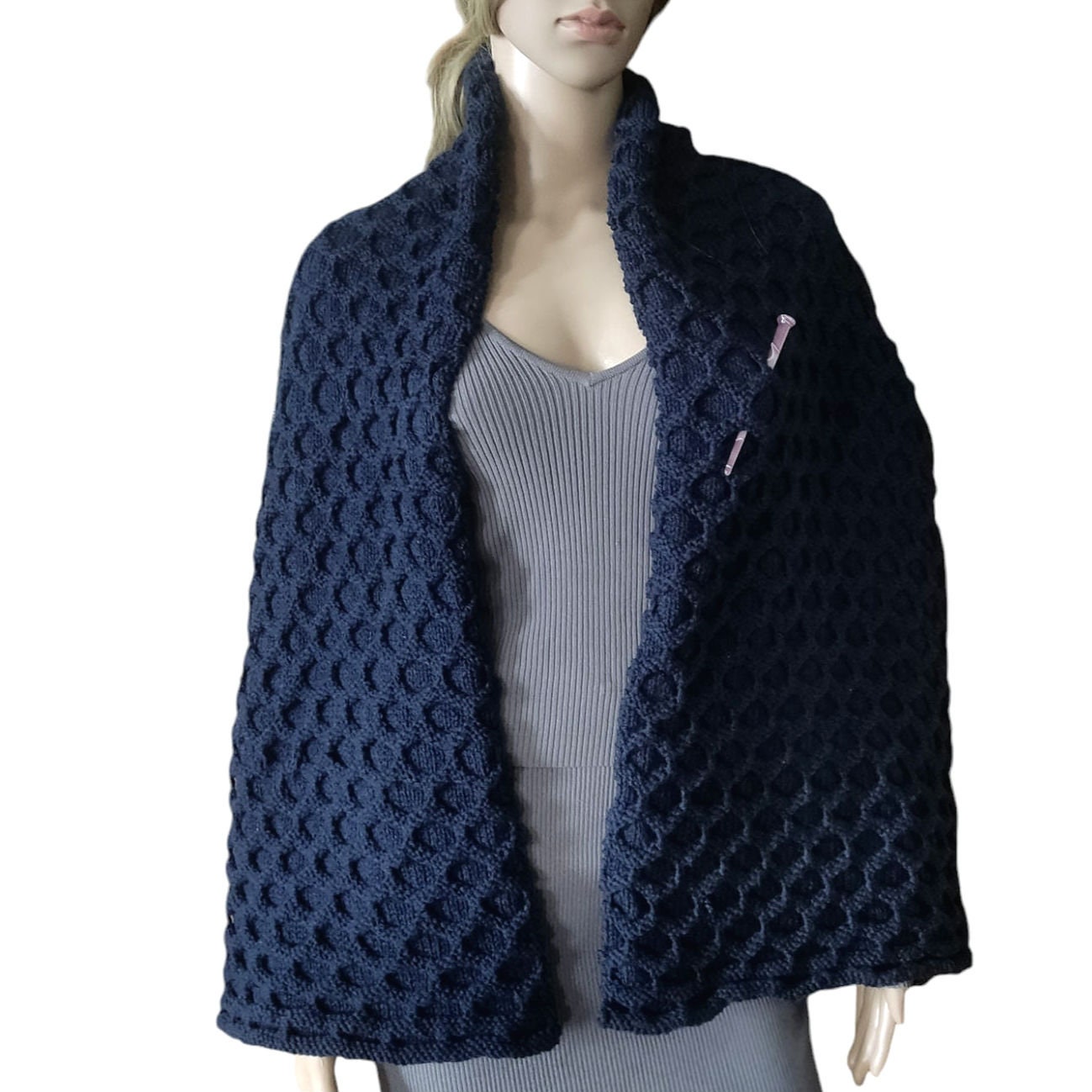 Chunky knitted navy blue rectangle scarf with a pin, handmade fashionable blue blanket scarf,cosy soft oversized scarf ,Blau Gestrickt Schal