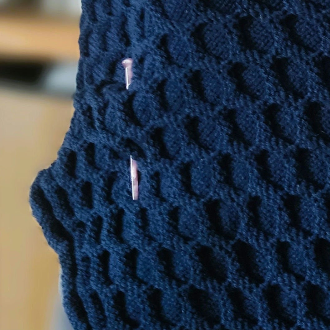 Chunky knitted navy blue rectangle scarf with a pin, handmade fashionable blue blanket scarf,cosy soft oversized scarf ,Blau Gestrickt Schal