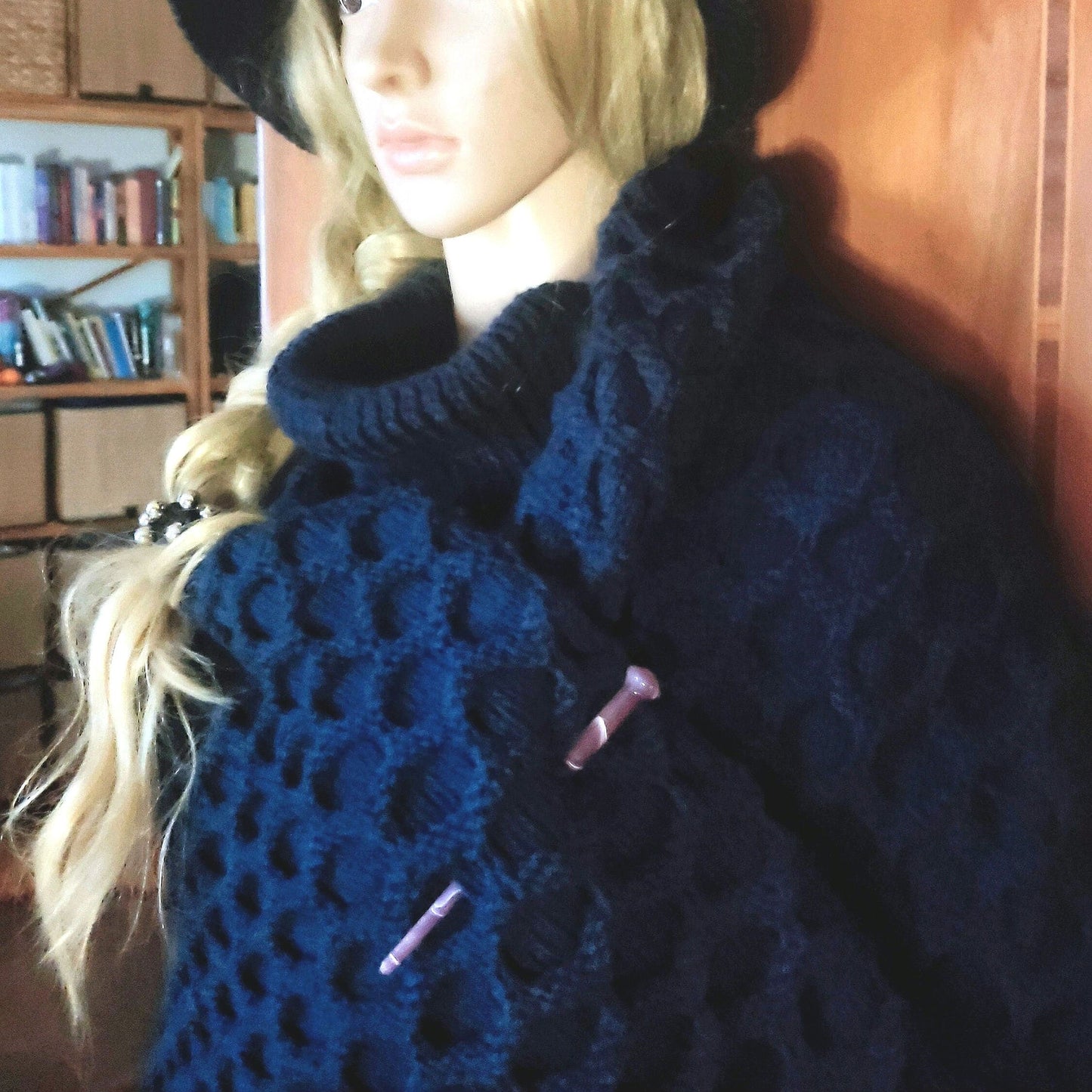 Chunky knitted navy blue rectangle scarf with a pin, handmade fashionable blue blanket scarf,cosy soft oversized scarf ,Blau Gestrickt Schal