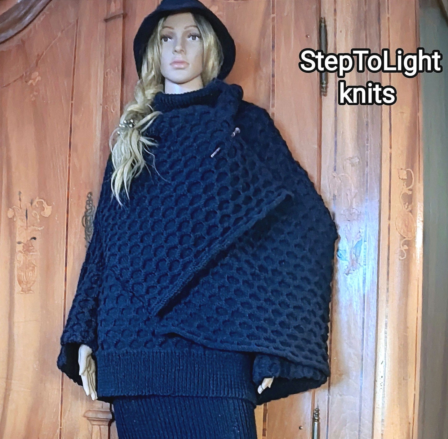 Chunky knitted navy blue rectangle scarf with a pin, handmade fashionable blue blanket scarf,cosy soft oversized scarf ,Blau Gestrickt Schal