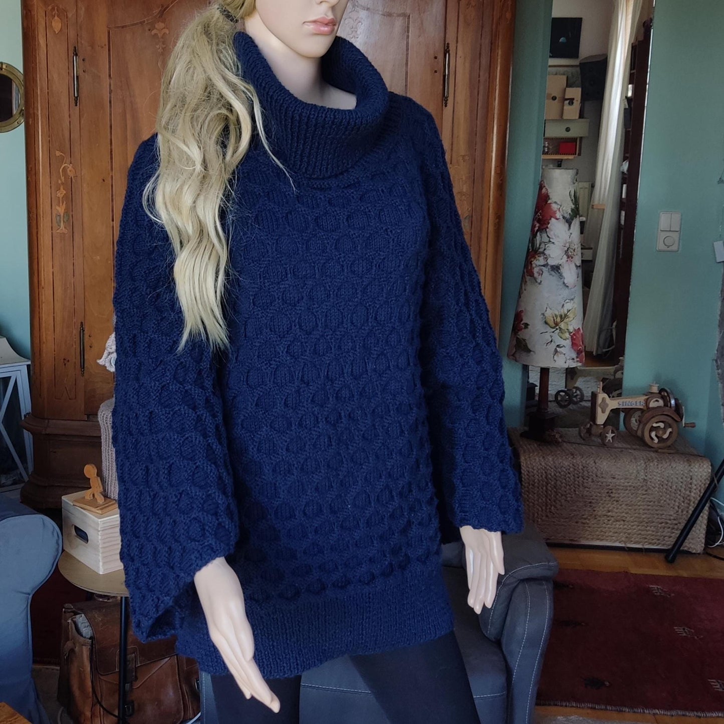 Grobstrick-Rollkragenpullover in Blau: Langer Damenpullover mit weiten Ärmeln