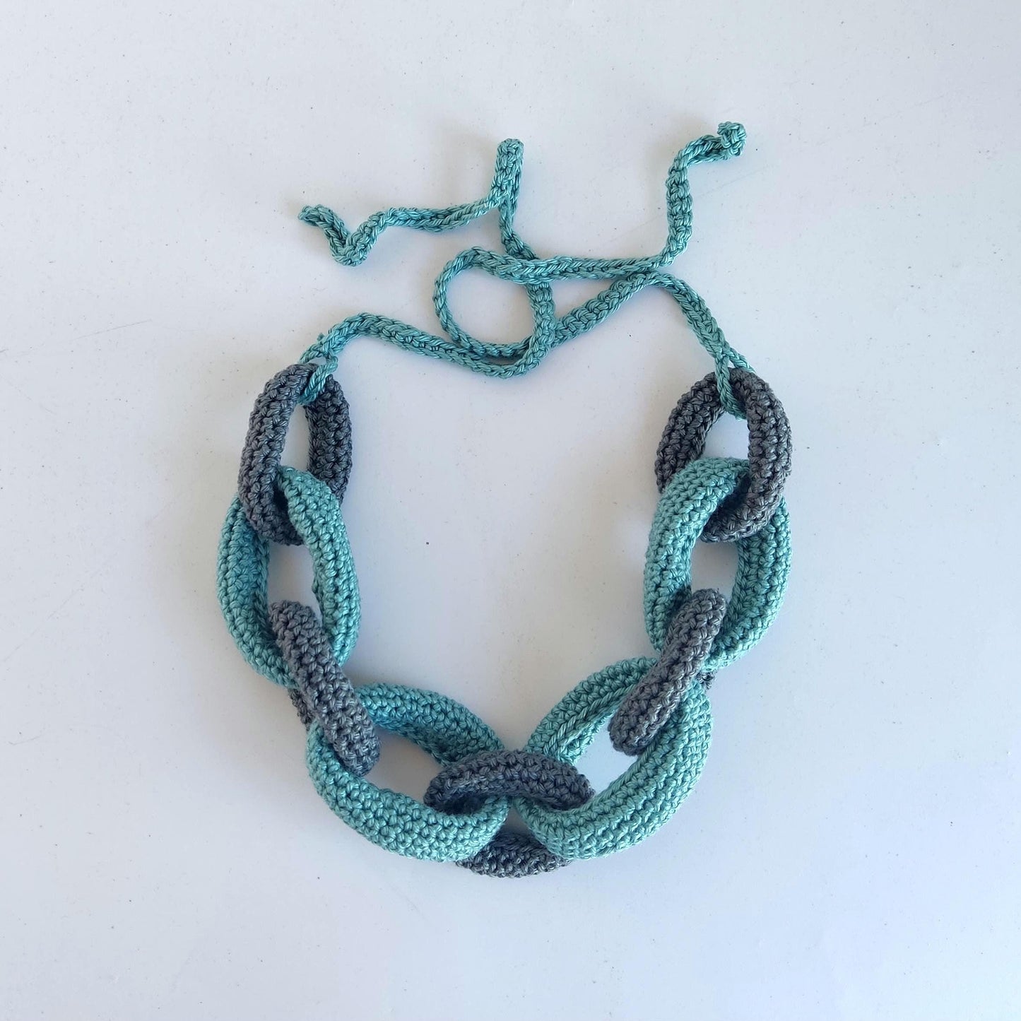 Set aus dicker Häkelkette, Halskette und Armband – handgefertigter, geflochtener Baumwollschmuck, modernes Statement-Piece