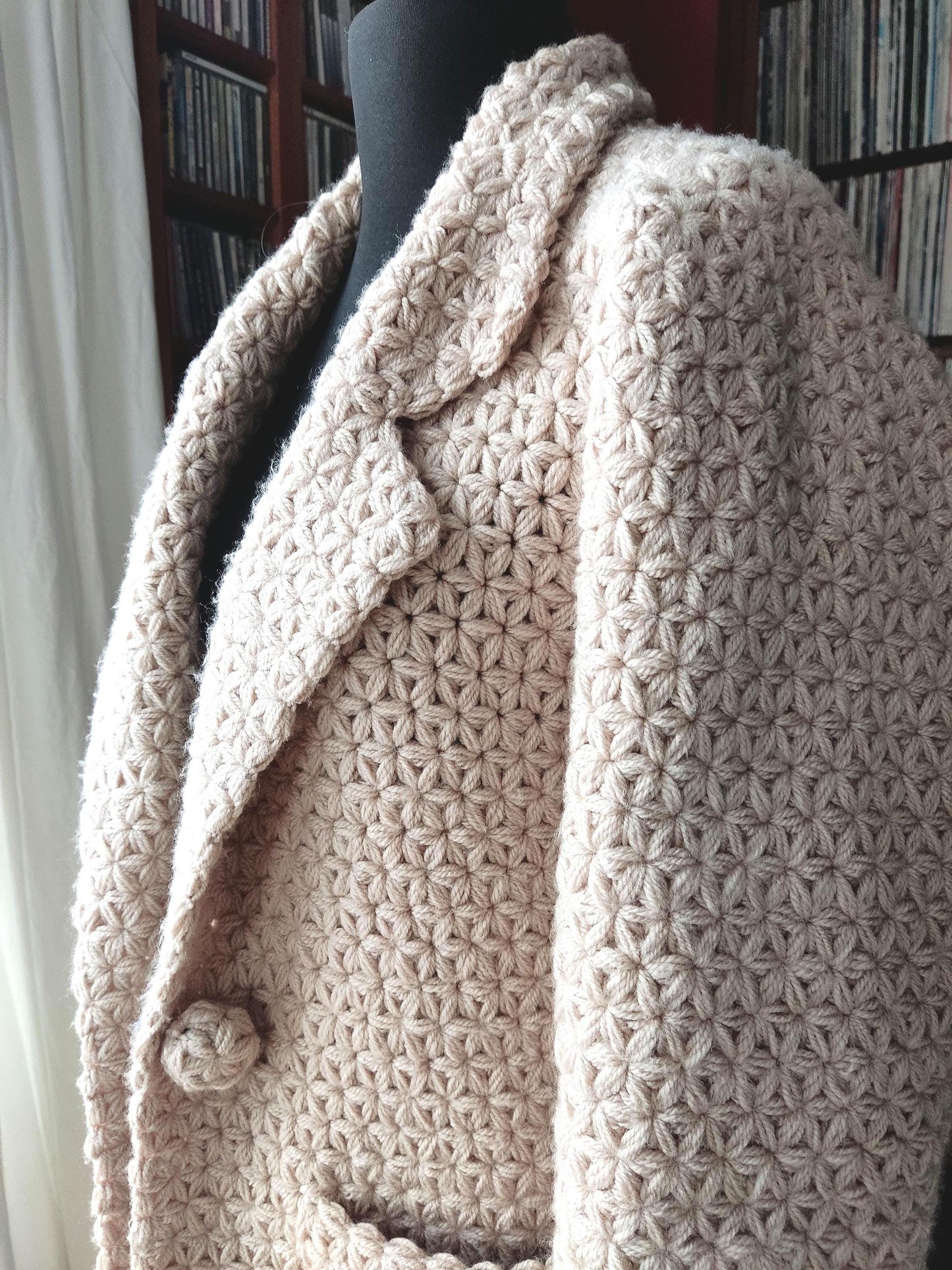 Grobstrick-Strickjacke, beigefarbene Häkeljacke für Damen, minimalistischer langer Häkelmantel für Damen, modischer langer Häkelmantel