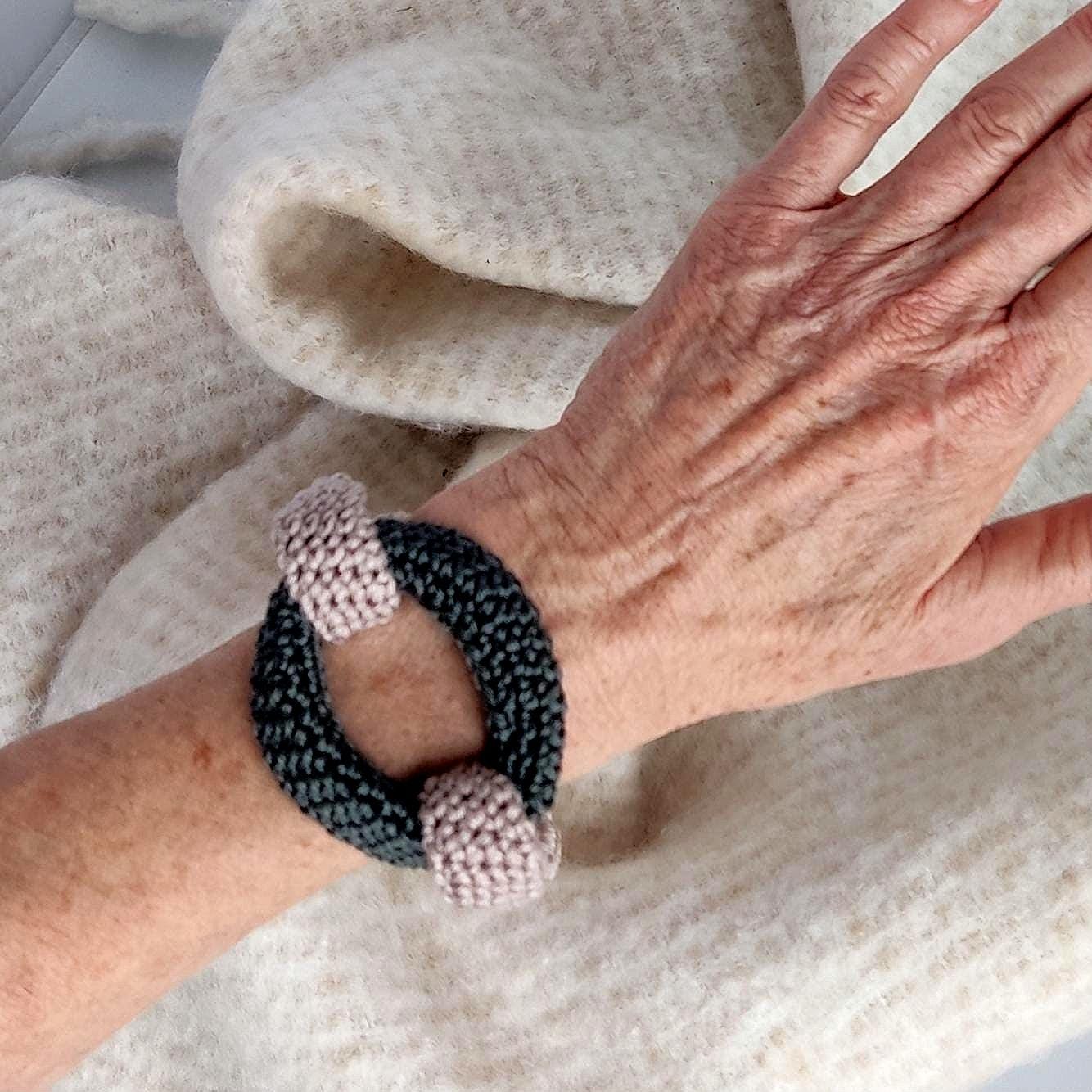 Set aus dicker Häkelkette, Halskette und Armband – handgefertigter, geflochtener Baumwollschmuck, modernes Statement-Piece