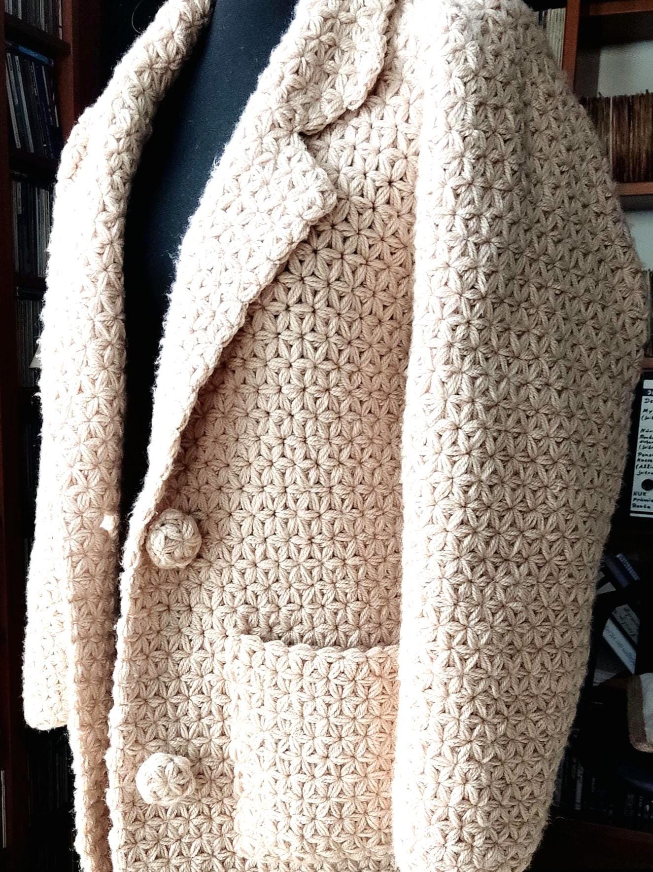 Grobstrick-Strickjacke, beigefarbene Häkeljacke für Damen, minimalistischer langer Häkelmantel für Damen, modischer langer Häkelmantel