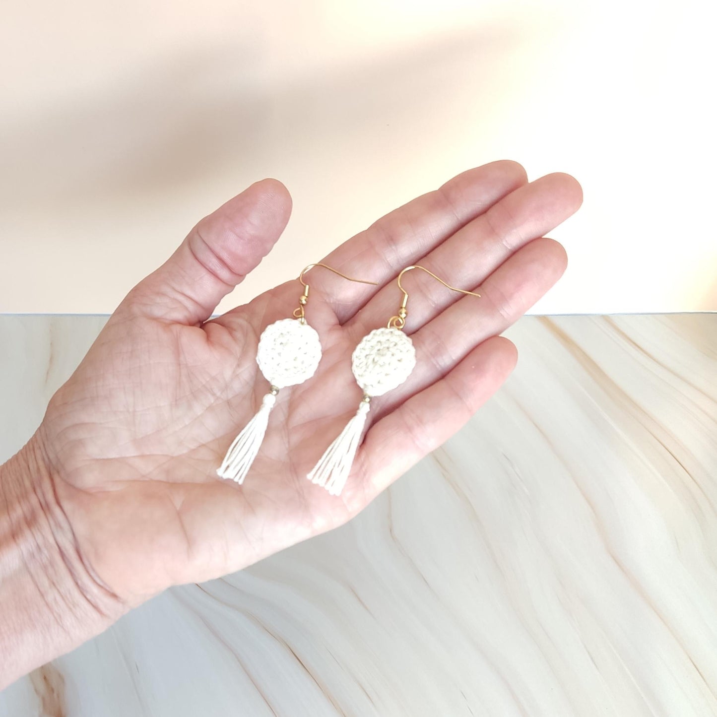 Weiße Häkelquasten-Ohrringe: Boho-Mikrohäkelschmuck