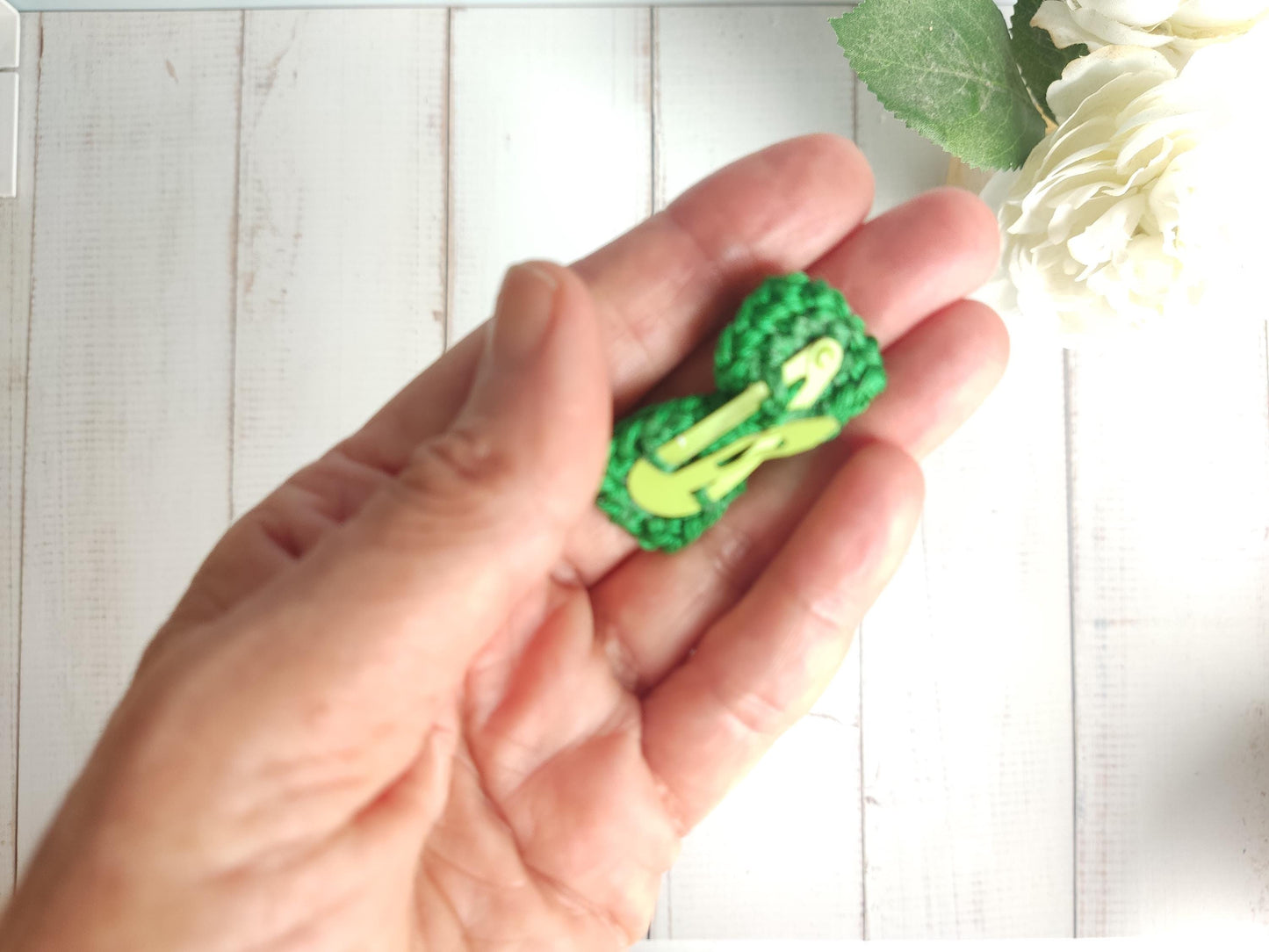 Gehäkelte Haarspange mit Schleife: Baumwoll-Accessoire für Haustiere und Kleinkinder