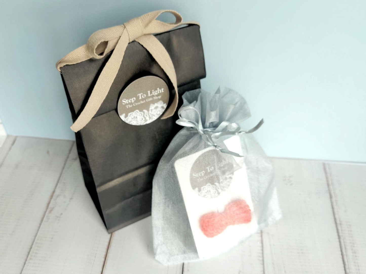 Gehäkelte Haarspange mit Schleife: Baumwoll-Accessoire für Haustiere und Kleinkinder