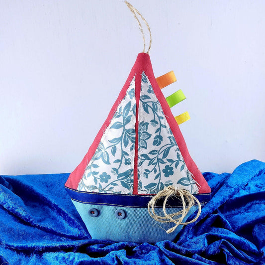 Patchwork-Segelboot-Kissen: Handgefertigtes Kissen im maritimen Stil