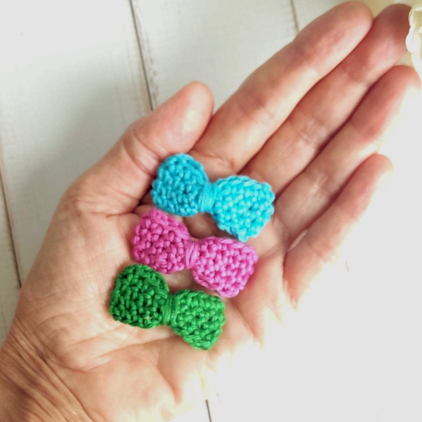 Gehäkelte Haarspange mit Schleife: Baumwoll-Accessoire für Haustiere und Kleinkinder