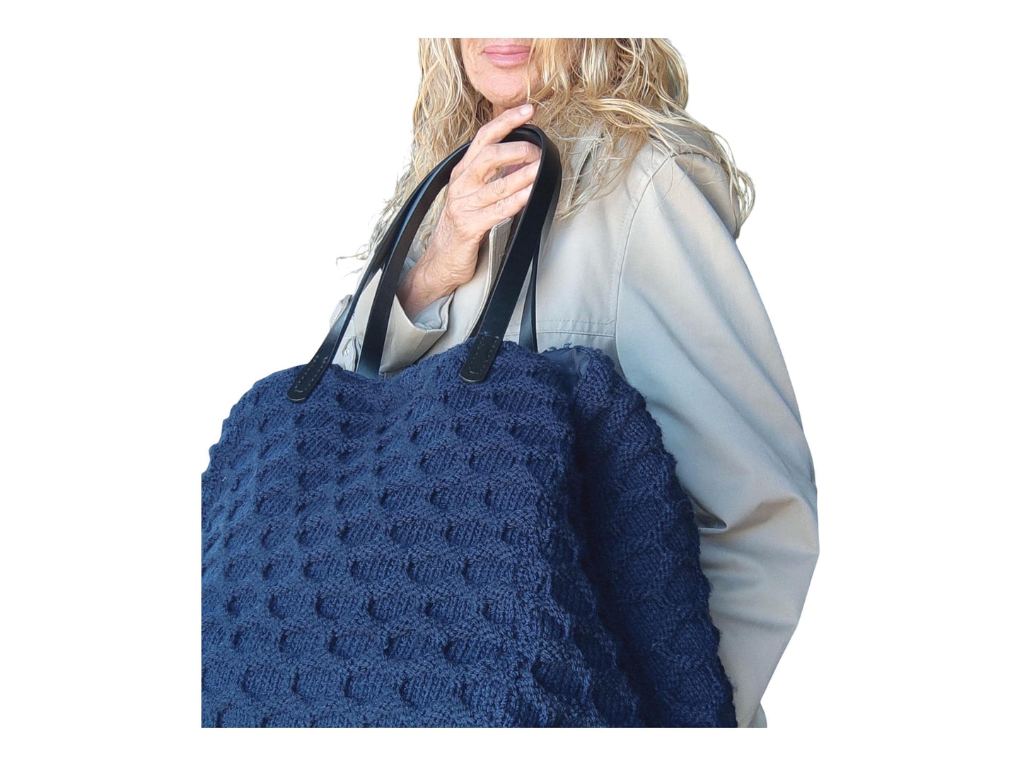 Gehäkelte und gestrickte Tragetasche: Große marineblaue Boho-Handtasche mit Ledergriffen