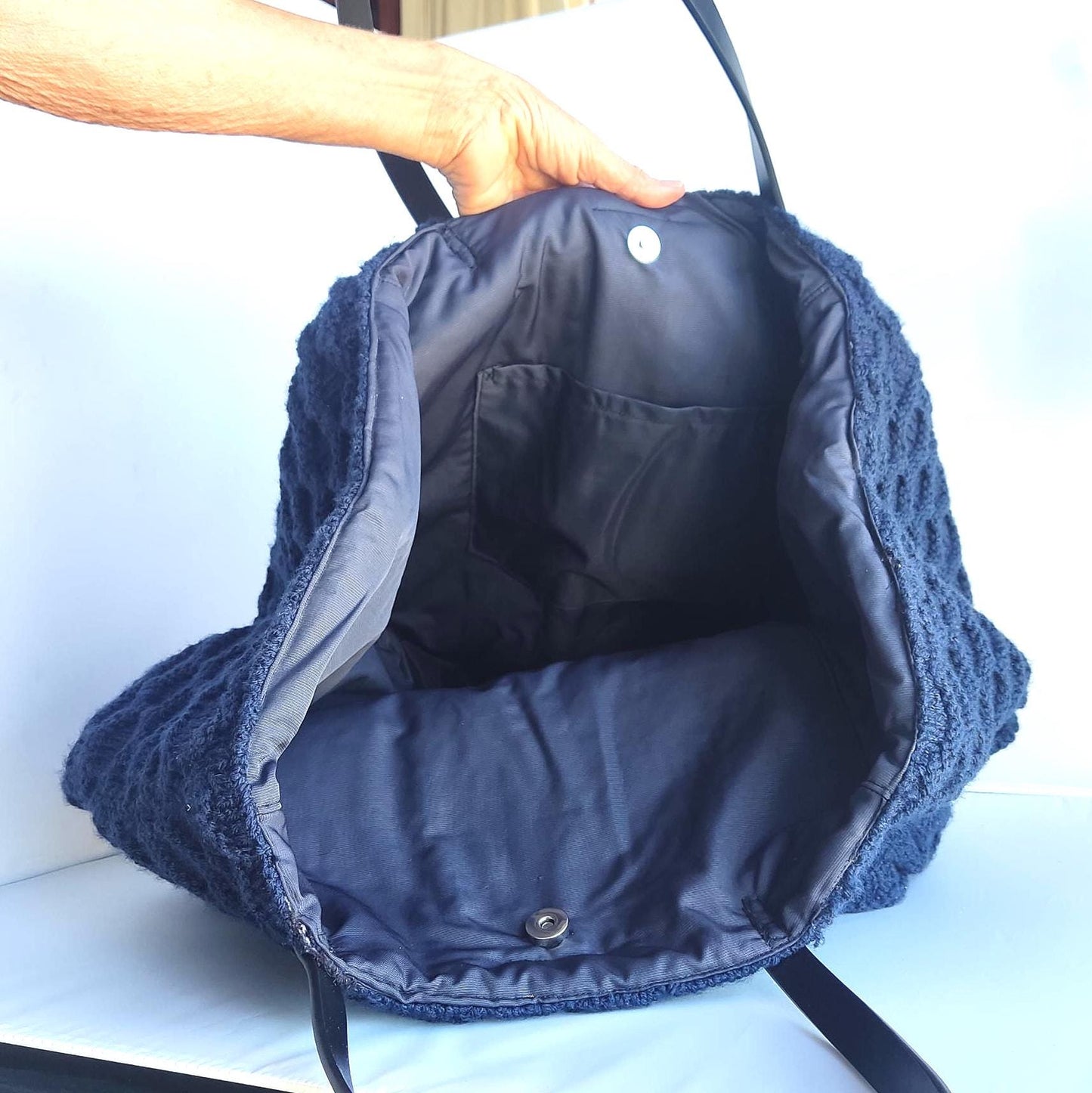 Gehäkelte und gestrickte Tragetasche: Große marineblaue Boho-Handtasche mit Ledergriffen