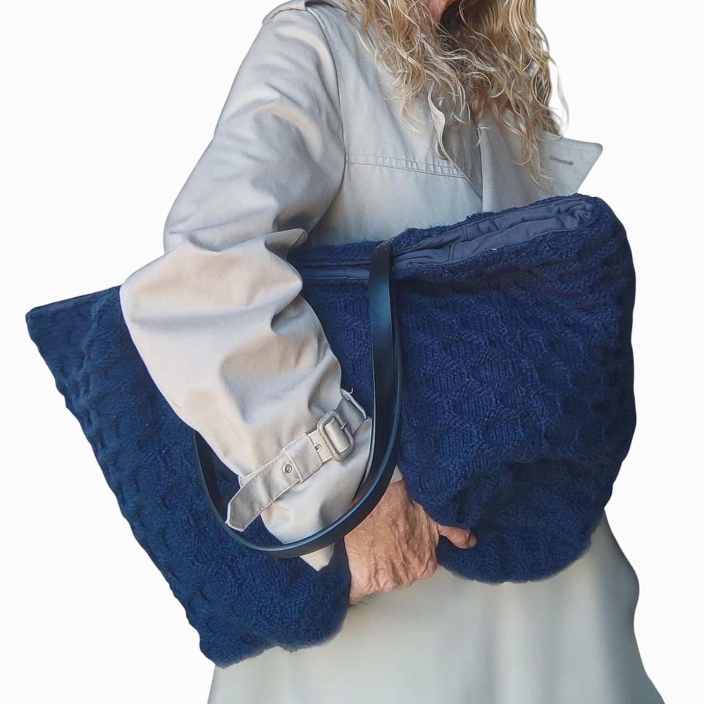 Gehäkelte und gestrickte Tragetasche: Große marineblaue Boho-Handtasche mit Ledergriffen