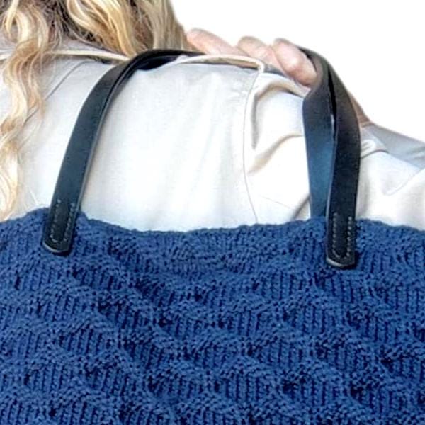 Gehäkelte und gestrickte Tragetasche: Große marineblaue Boho-Handtasche mit Ledergriffen
