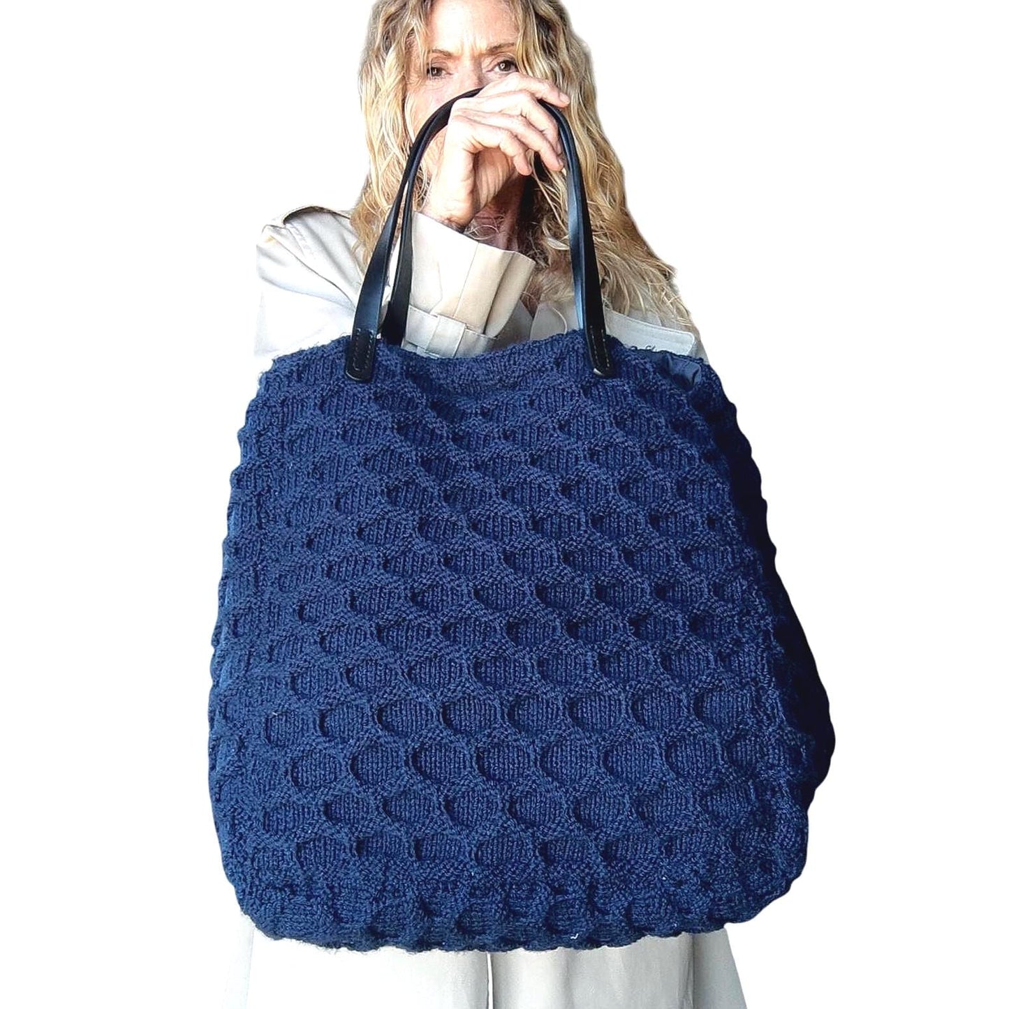 Gehäkelte und gestrickte Tragetasche: Große marineblaue Boho-Handtasche mit Ledergriffen