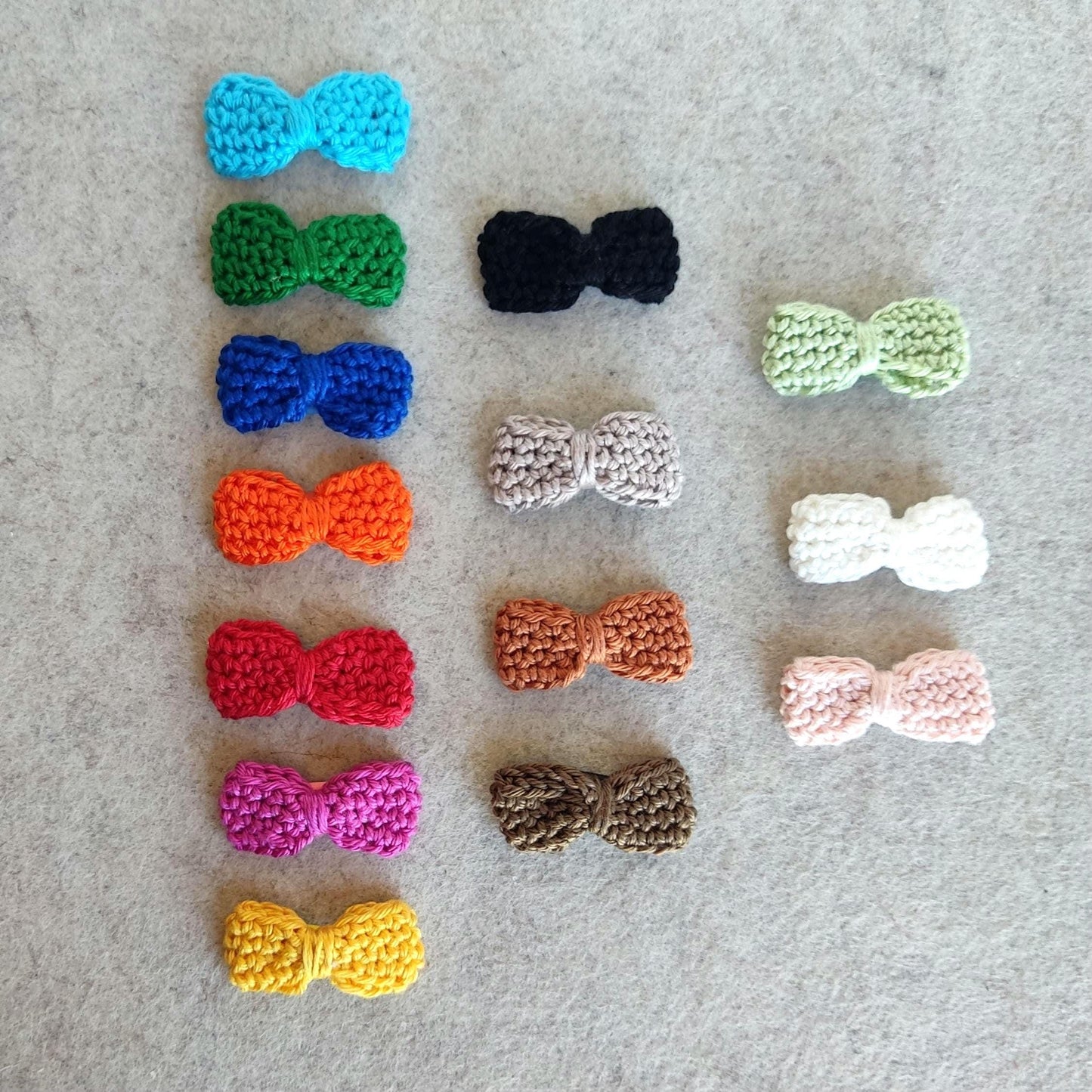 Gehäkelte Haarspange mit Schleife: Baumwoll-Accessoire für Haustiere und Kleinkinder