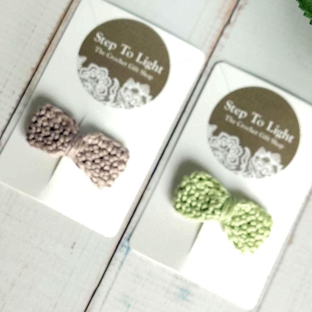 Gehäkelte Haarspange mit Schleife: Baumwoll-Accessoire für Haustiere und Kleinkinder