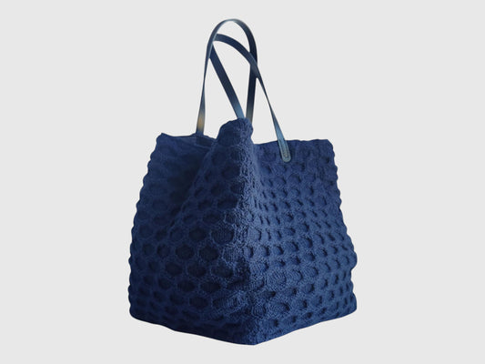 Gehäkelte und gestrickte Tragetasche: Große marineblaue Boho-Handtasche mit Ledergriffen