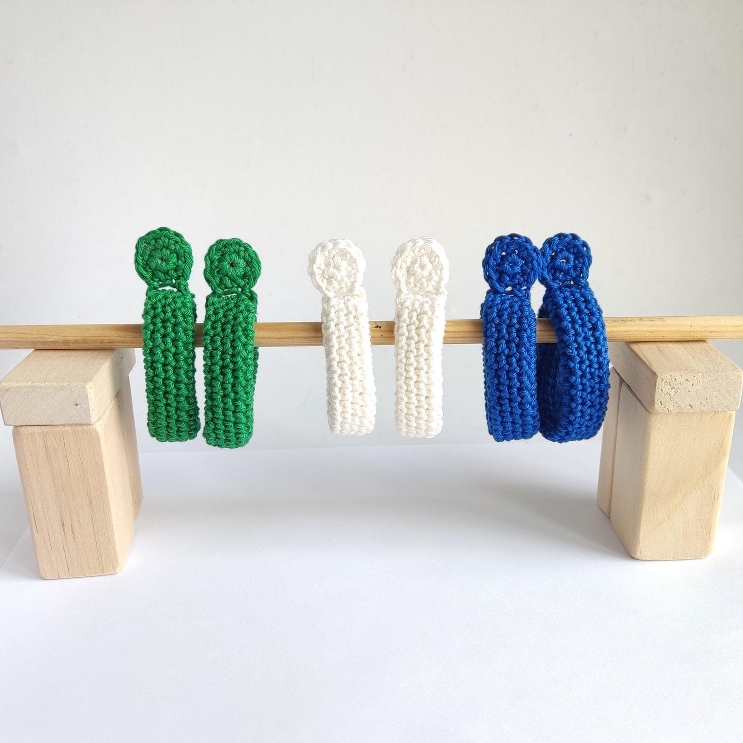 Schwarze Häkelcreolen – Leichtes Baumwollgarn mit vergoldeten Steckern