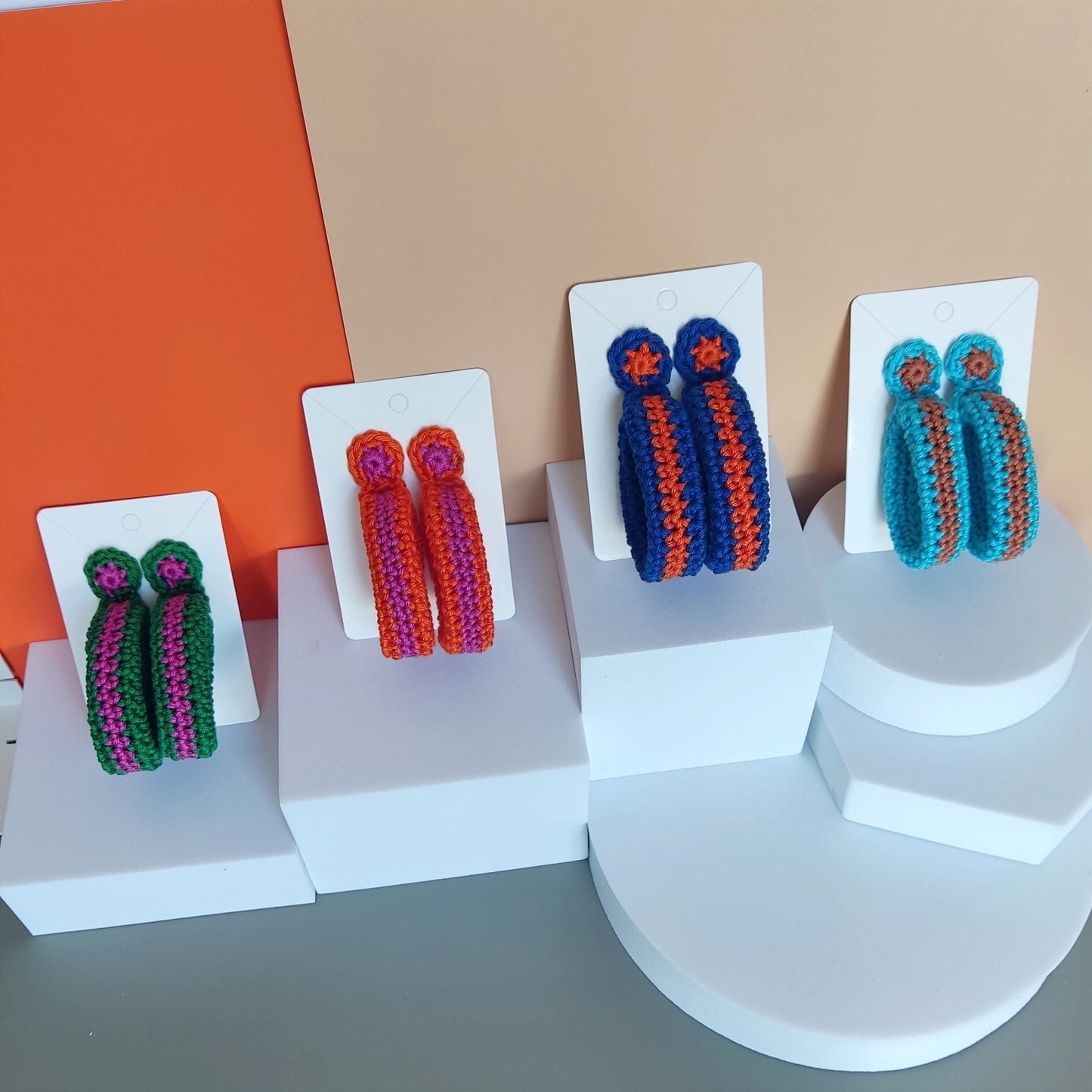 Schwarze Häkelcreolen – Leichtes Baumwollgarn mit vergoldeten Steckern