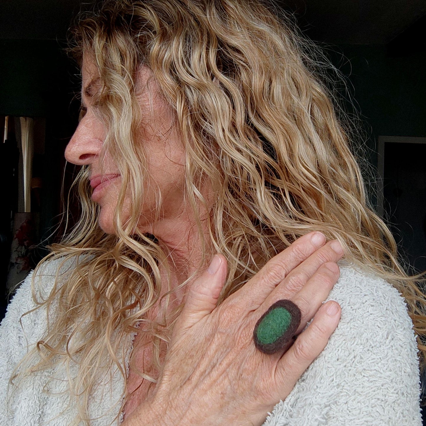 Elegant Dark Gray Felt Ring with Crystal Stone