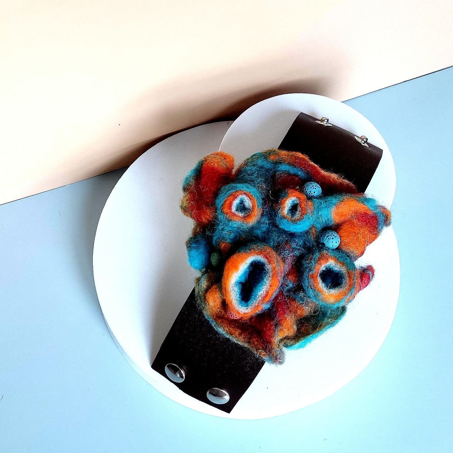 Nadelfilz-Armband – Handgefertigtes, türkisfarbenes abstraktes Design auf Leder, Boho-Schmuck aus mehrfarbigem Filz