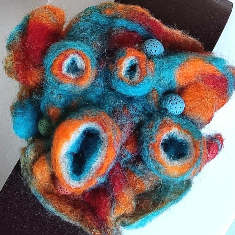 Nadelfilz-Armband – Handgefertigtes, türkisfarbenes abstraktes Design auf Leder, Boho-Schmuck aus mehrfarbigem Filz