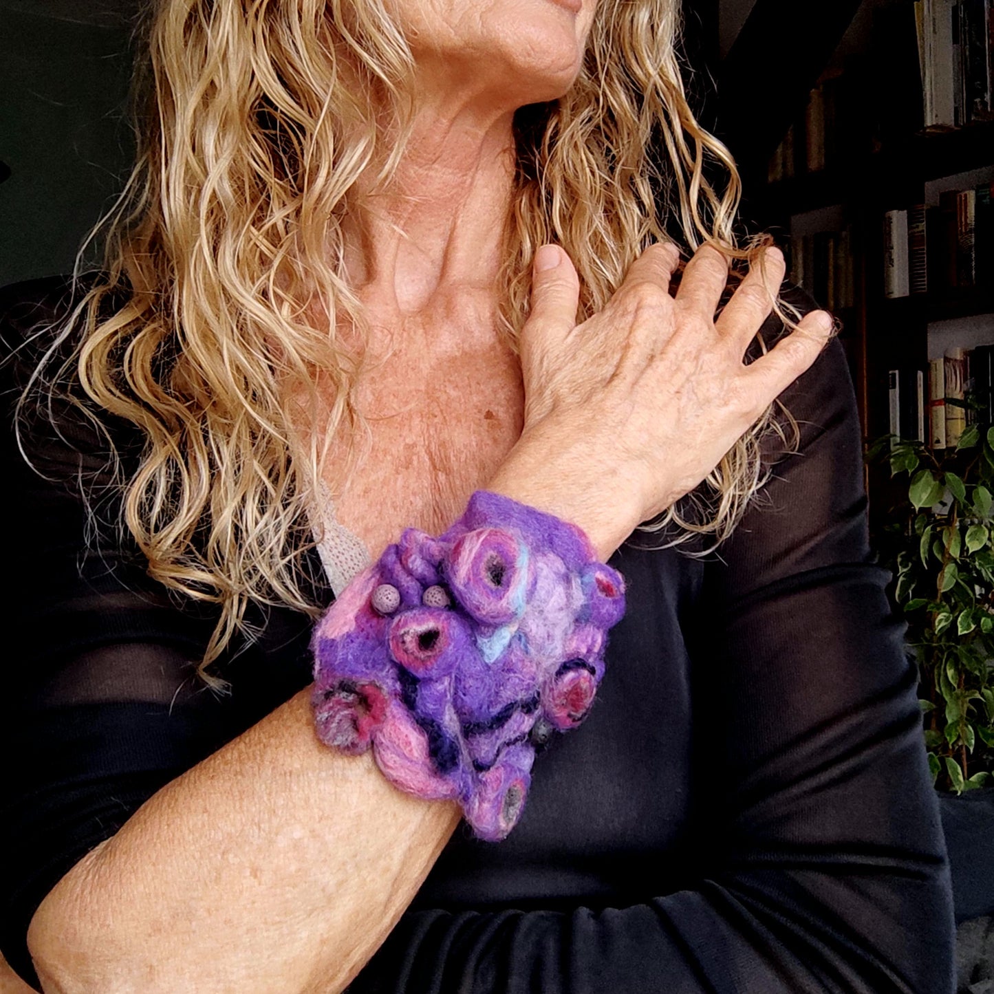 Nadelfilz-Armband – Handgefertigtes, türkisfarbenes abstraktes Design auf Leder, Boho-Schmuck aus mehrfarbigem Filz