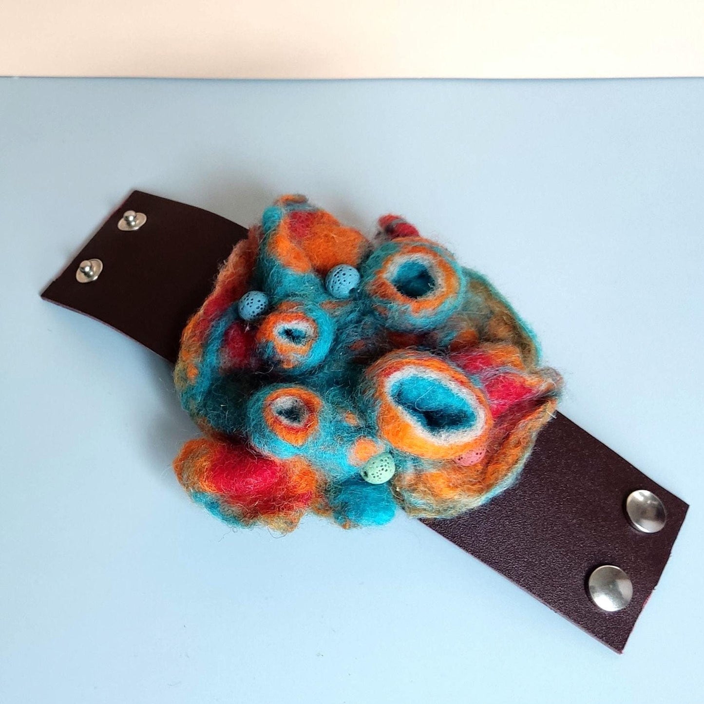 Nadelfilz-Armband – Handgefertigtes, türkisfarbenes abstraktes Design auf Leder, Boho-Schmuck aus mehrfarbigem Filz