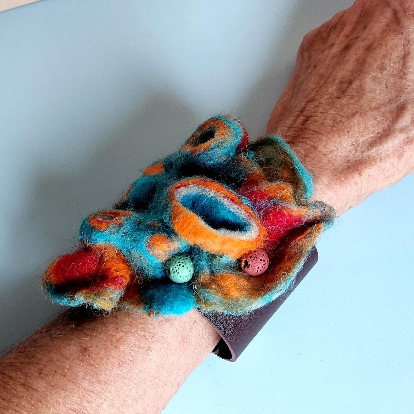 Nadelfilz-Armband – Handgefertigtes, türkisfarbenes abstraktes Design auf Leder, Boho-Schmuck aus mehrfarbigem Filz