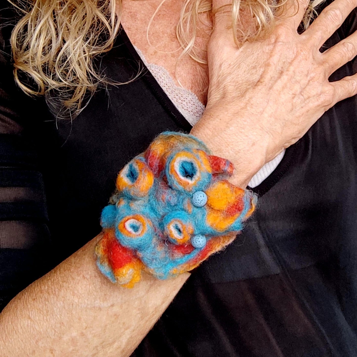 Nadelfilz-Armband – Handgefertigtes, türkisfarbenes abstraktes Design auf Leder, Boho-Schmuck aus mehrfarbigem Filz