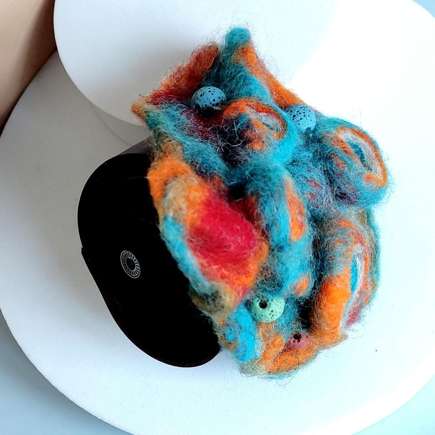 Nadelfilz-Armband – Handgefertigtes, türkisfarbenes abstraktes Design auf Leder, Boho-Schmuck aus mehrfarbigem Filz